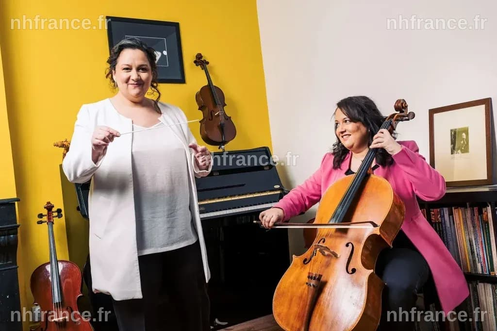 Zahia Ziouani dirigeant son orchestre.