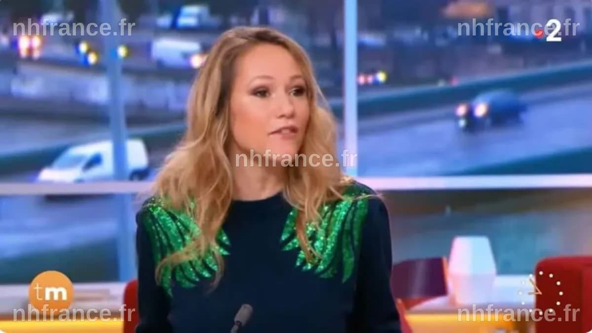 Julia Livage sur le plateau de télévision