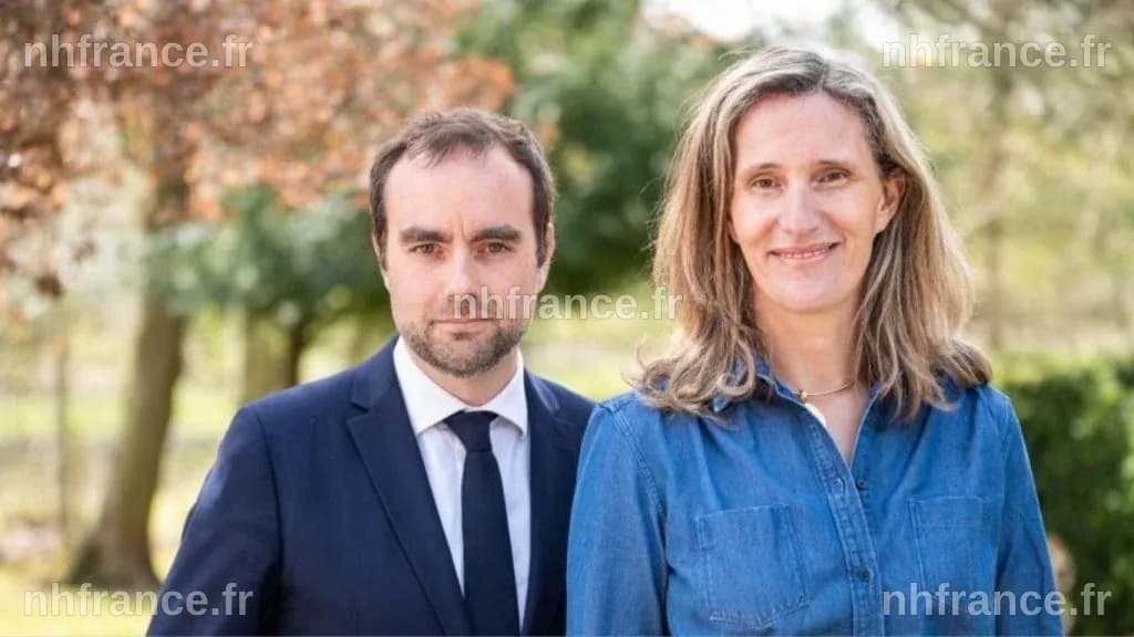 Sébastien Lecornu en costume lors d'une conférence