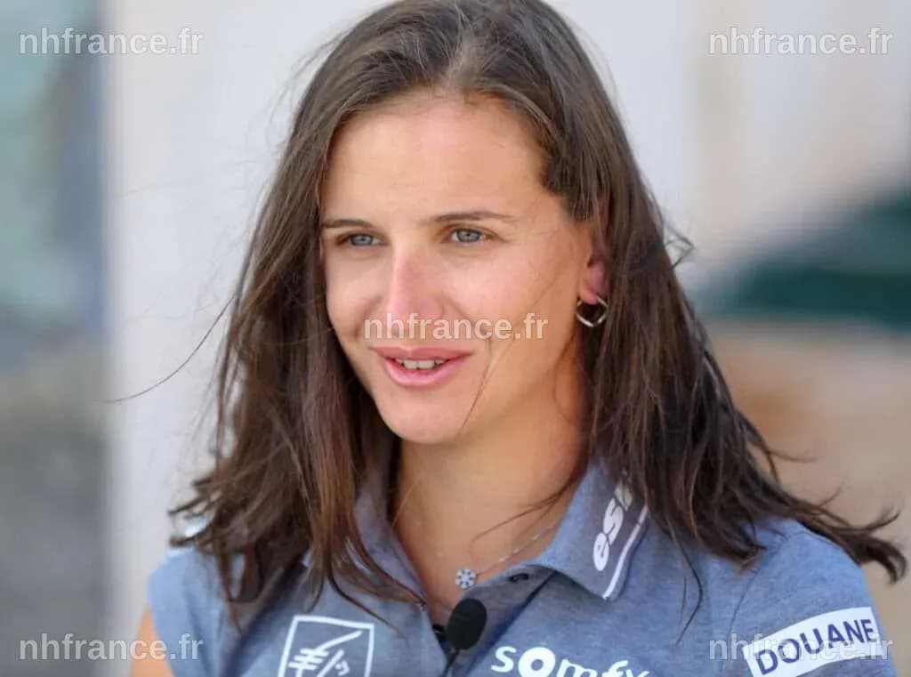 Julia Simon en pleine action lors d'une course de biathlon.
