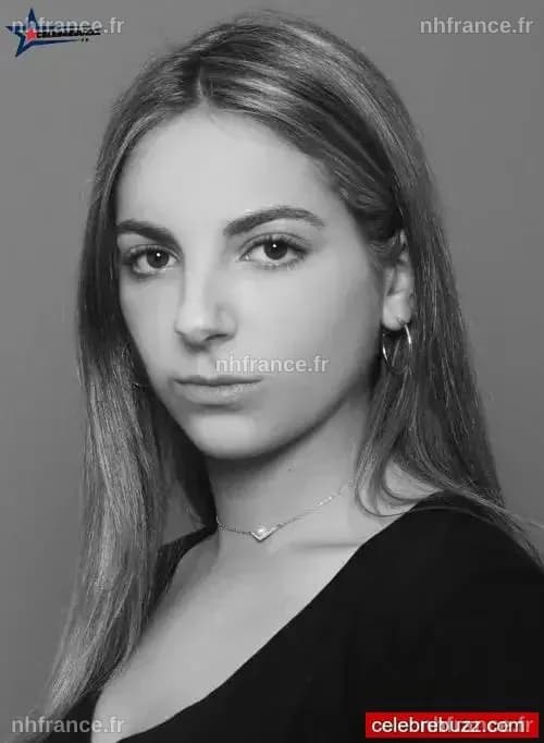 Tifany Wallemacq en tenue de créateur.