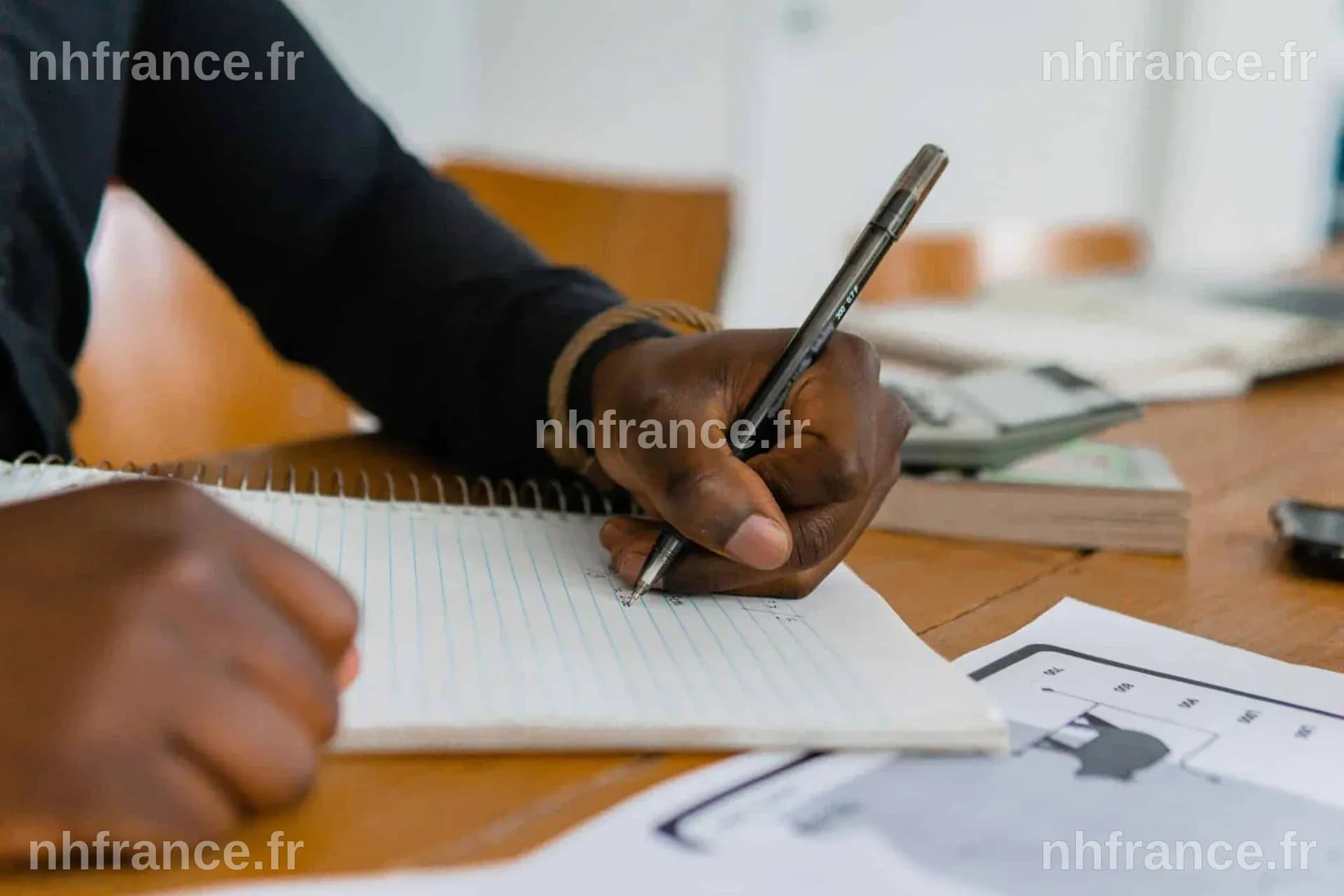 Les gauchers : un mystère persistant et une agression neurologique révélée