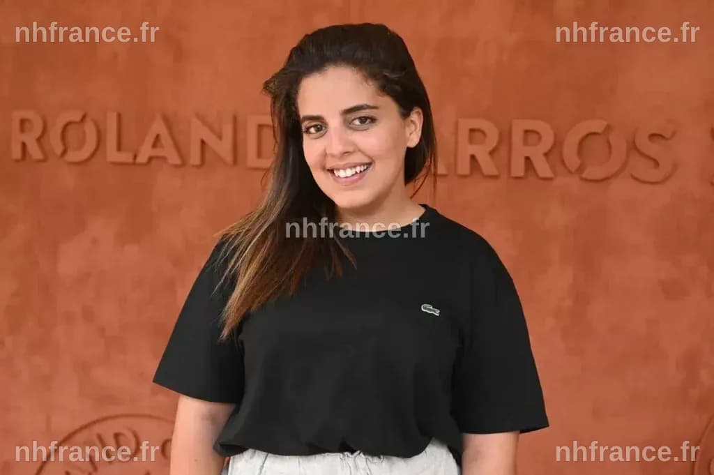 Inès Reg humoriste sur scène