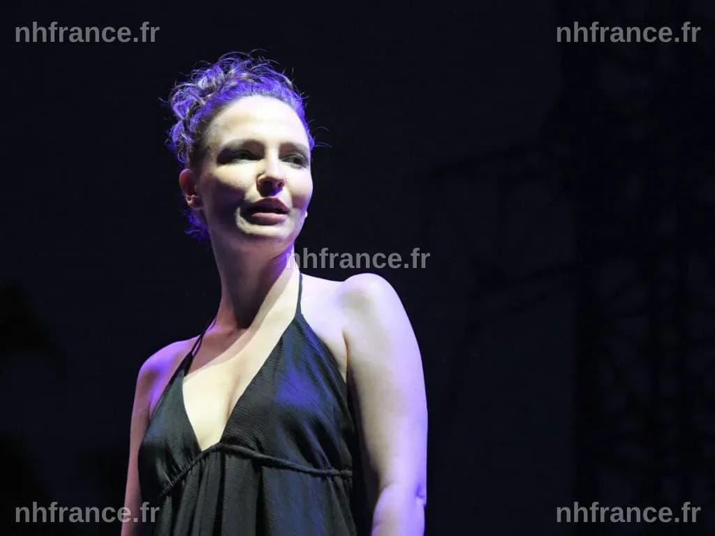 Anne Sila enceinte souriante