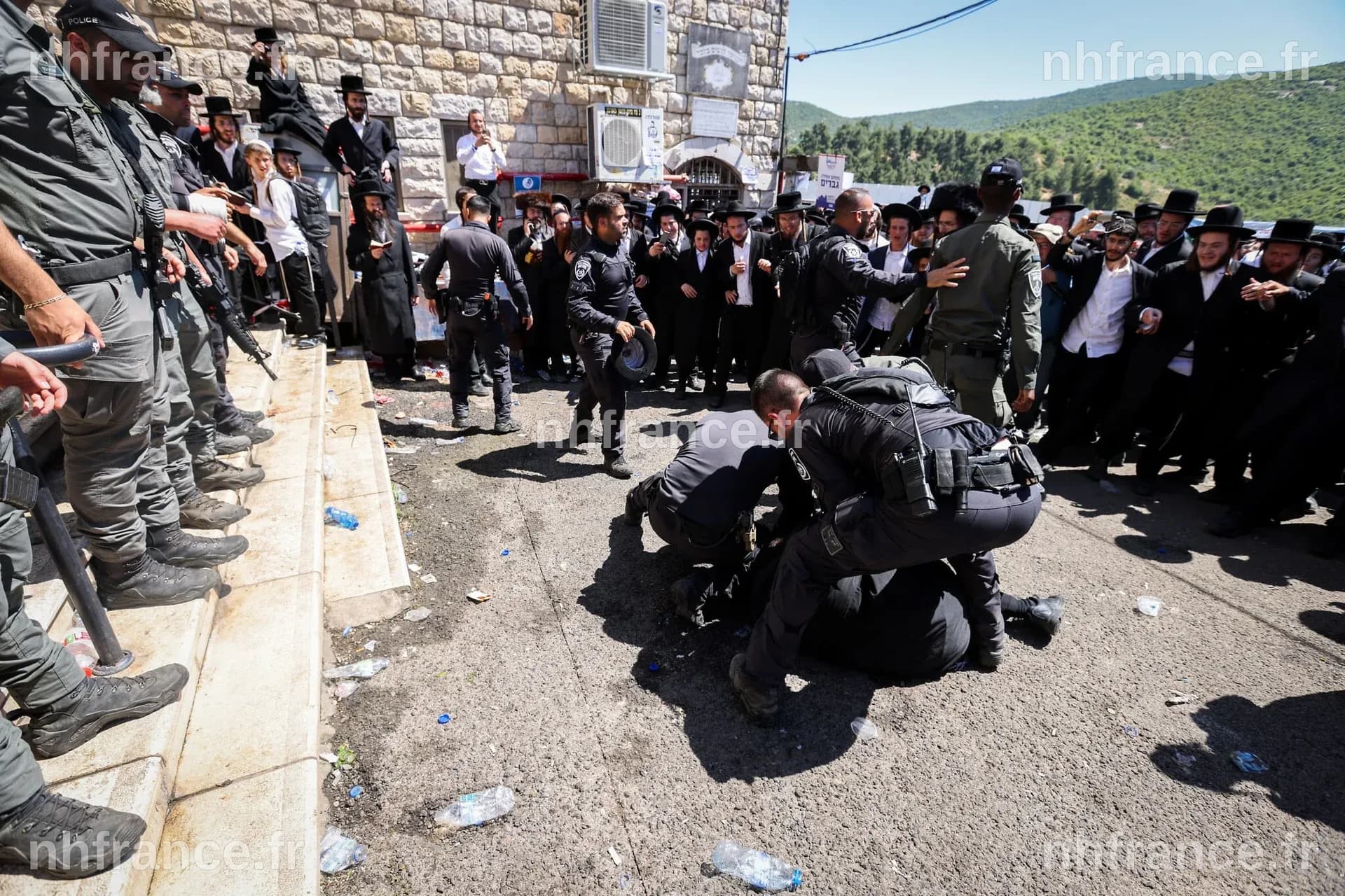 La police disperse des centaines de civils sur le mont Méron alors qu'ils tentent d'allumer des feux pour Lag Ba'omer