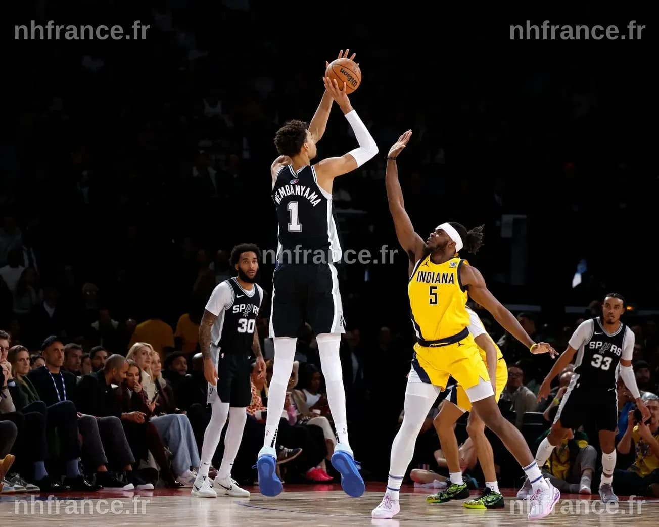 Victor Wembanyama brille : les Spurs dominent Minnesota et prennent l'avantage dans la série