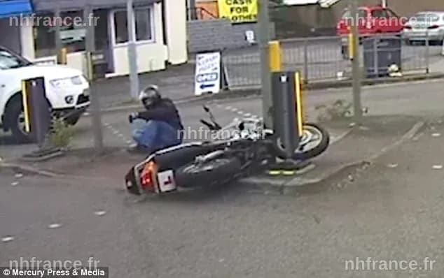Incroyable : Une moto suspendue à un feu de circulation après un accident